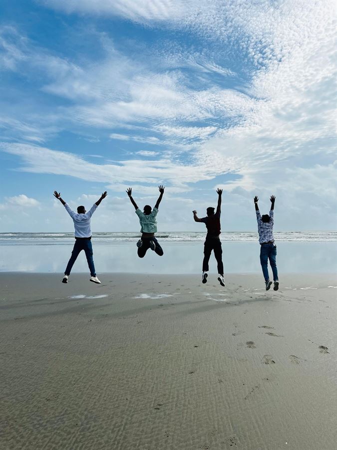 Amigos saltando en una playa